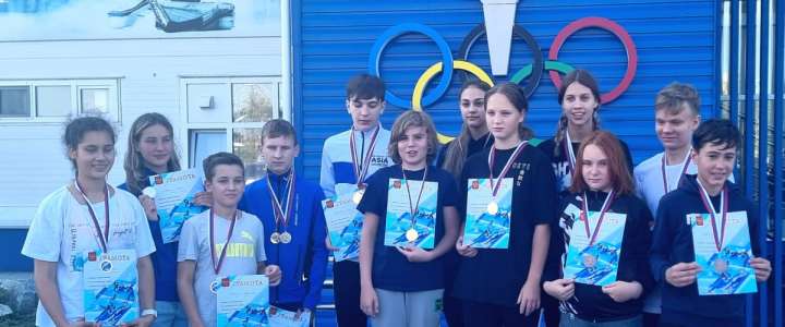 Nikita Shelestov, a student of the 7th grade of the International Linguistic School, became the first at the Regional Skating Competitions