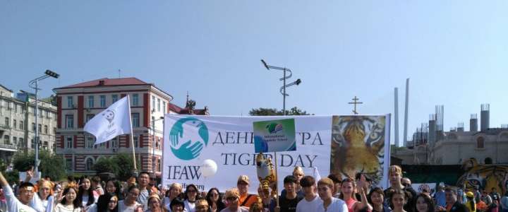 ILS students, Vladivostok residents, honor the King of the Wilderness